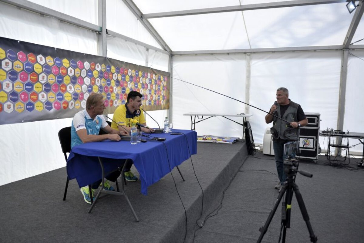 FOTO Gazeta i-a oferit un cadou inedit lui Daum pentru a pescui calificarea la Mondial