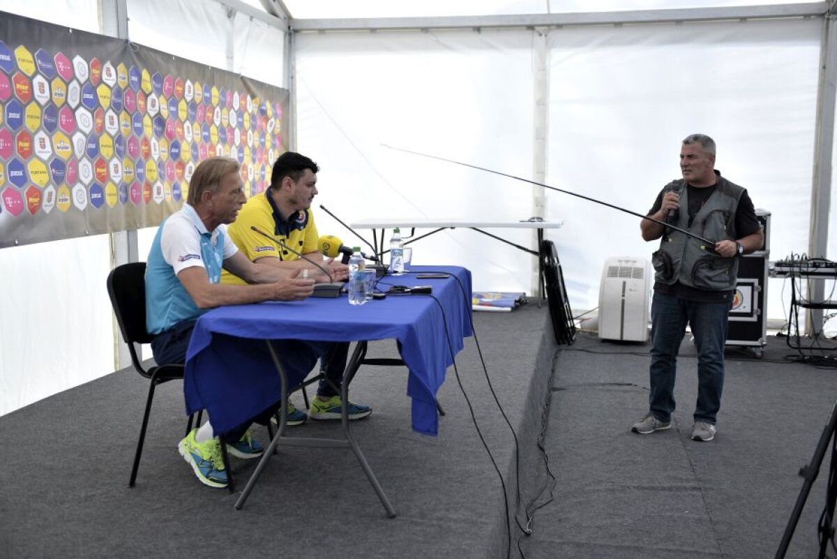 FOTO Gazeta i-a oferit un cadou inedit lui Daum pentru a pescui calificarea la Mondial