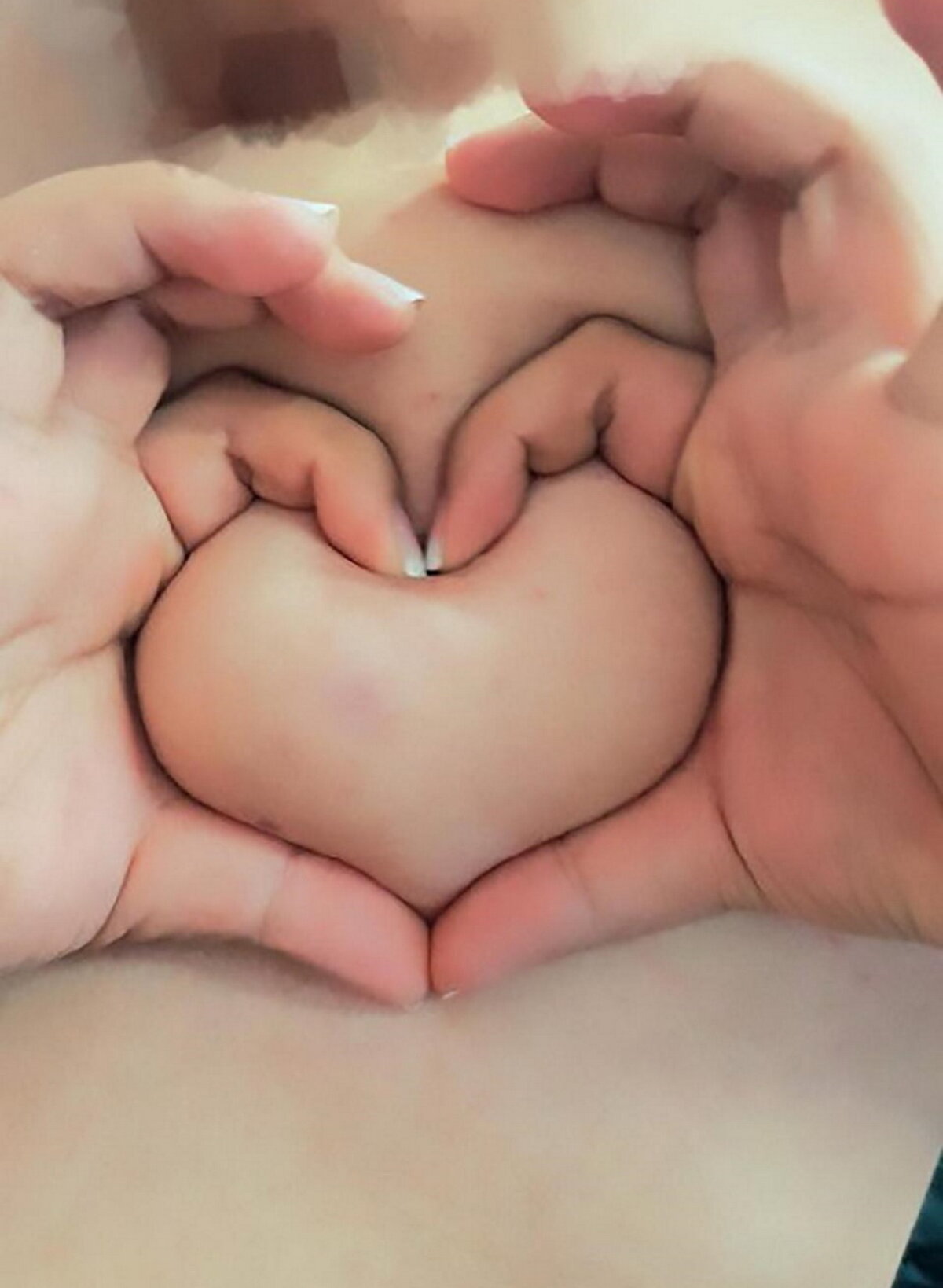 FOTO Ultima modă pe internet: fetele își transformă sânii în inimioare