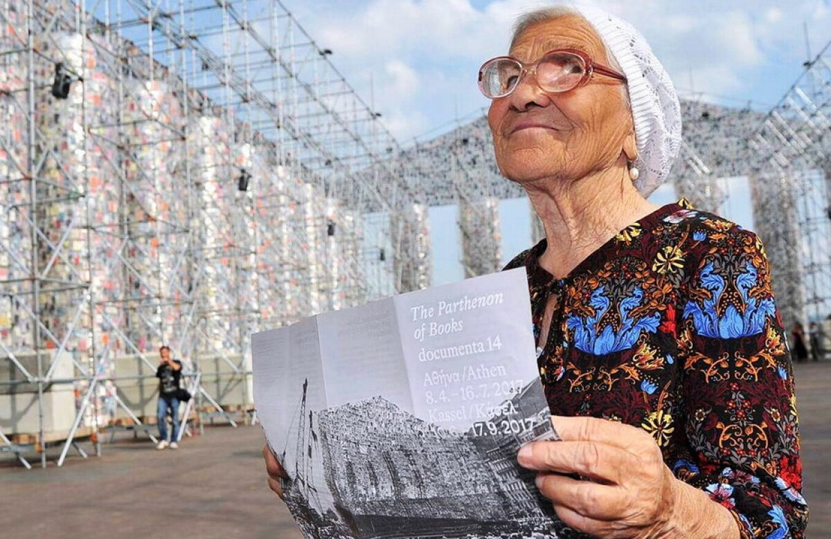 GALERIE FOTO La 90 de ani, are cont de Instagram și călătorește în jurul lumii