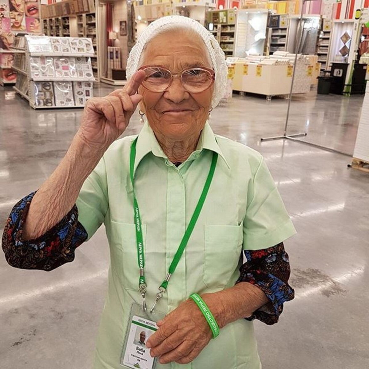 GALERIE FOTO La 90 de ani, are cont de Instagram și călătorește în jurul lumii