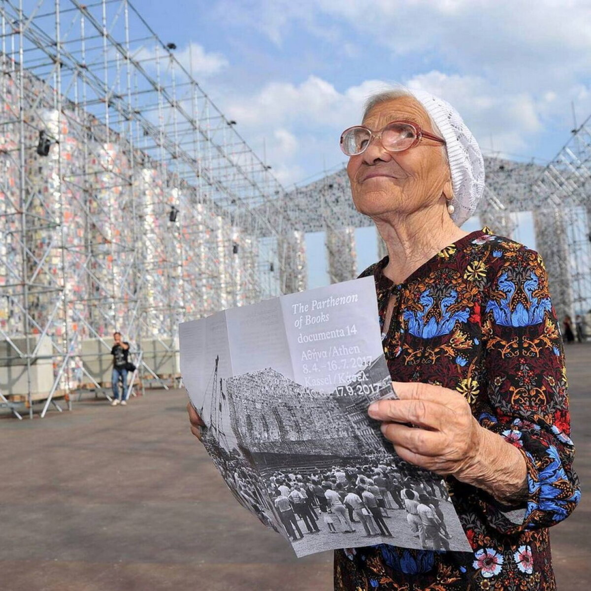 GALERIE FOTO La 90 de ani, are cont de Instagram și călătorește în jurul lumii