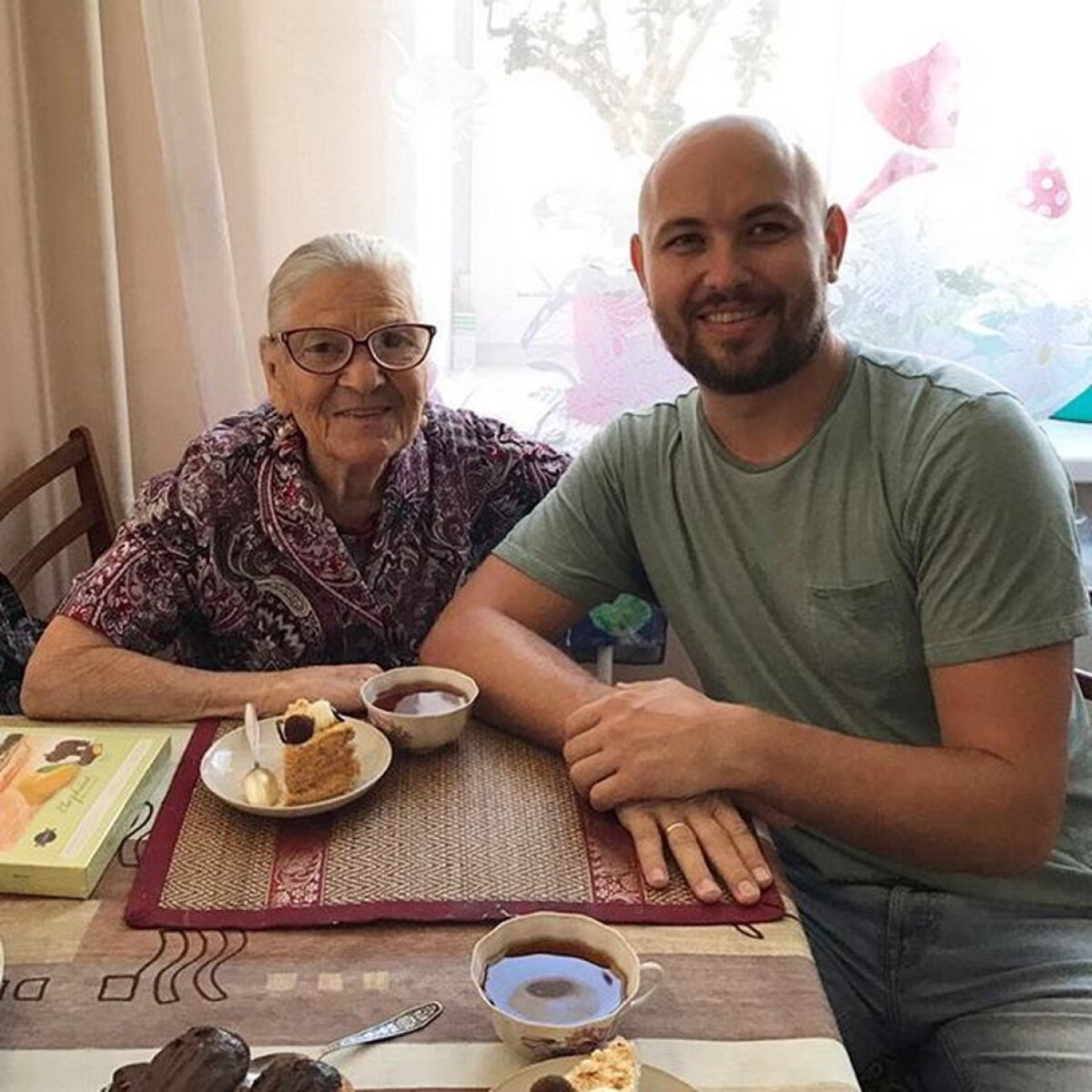GALERIE FOTO La 90 de ani, are cont de Instagram și călătorește în jurul lumii