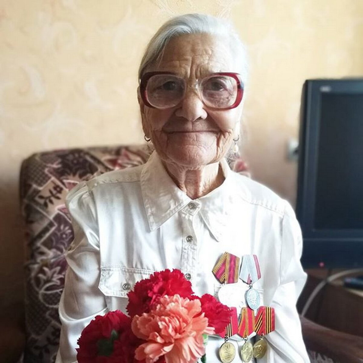 GALERIE FOTO La 90 de ani, are cont de Instagram și călătorește în jurul lumii