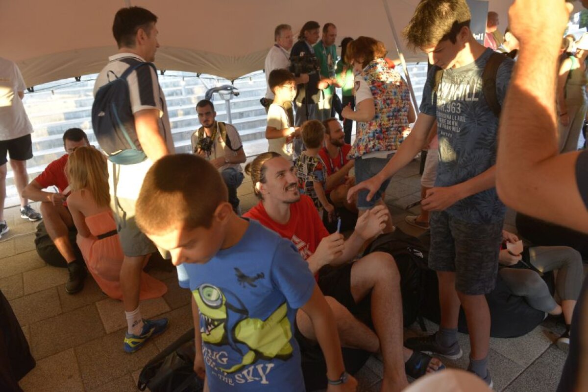 GALERIE FOTO Jucătorii României și Ghiță Mureșan, sesiune de autografe înaintea debutului la EuroBasket