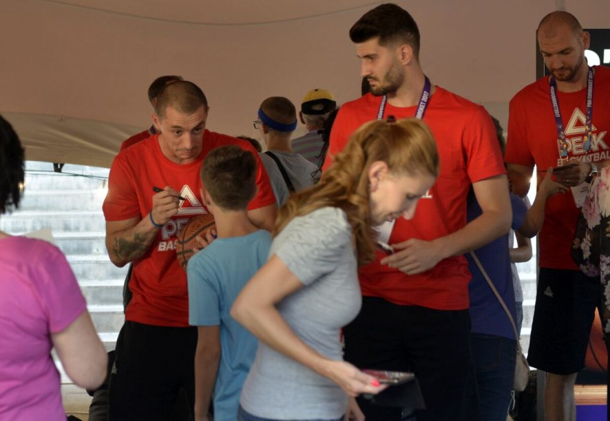 GALERIE FOTO Jucătorii României și Ghiță Mureșan, sesiune de autografe înaintea debutului la EuroBasket