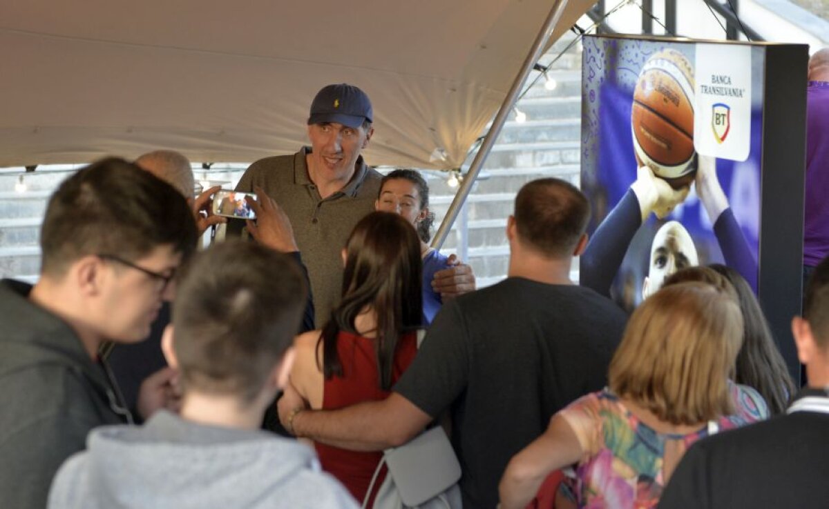 GALERIE FOTO Jucătorii României și Ghiță Mureșan, sesiune de autografe înaintea debutului la EuroBasket