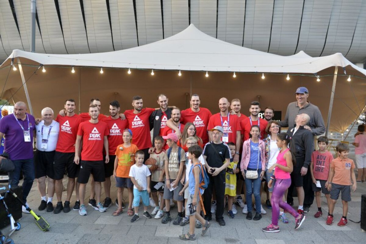 GALERIE FOTO Jucătorii României și Ghiță Mureșan, sesiune de autografe înaintea debutului la EuroBasket