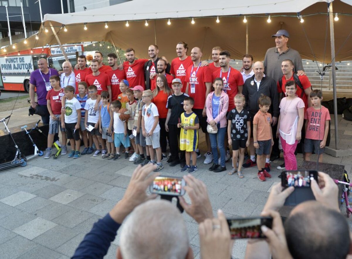 GALERIE FOTO Jucătorii României și Ghiță Mureșan, sesiune de autografe înaintea debutului la EuroBasket