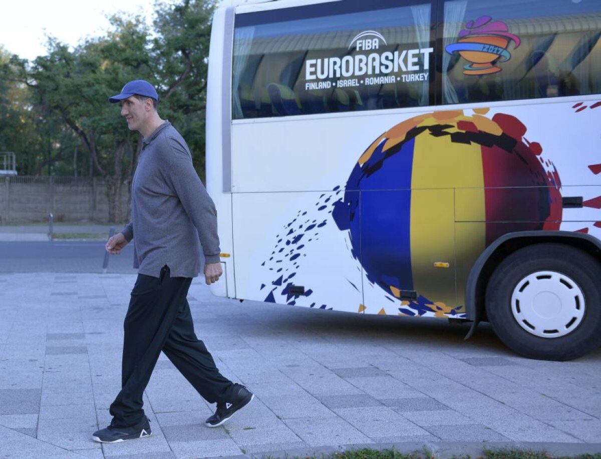 GALERIE FOTO Jucătorii României și Ghiță Mureșan, sesiune de autografe înaintea debutului la EuroBasket