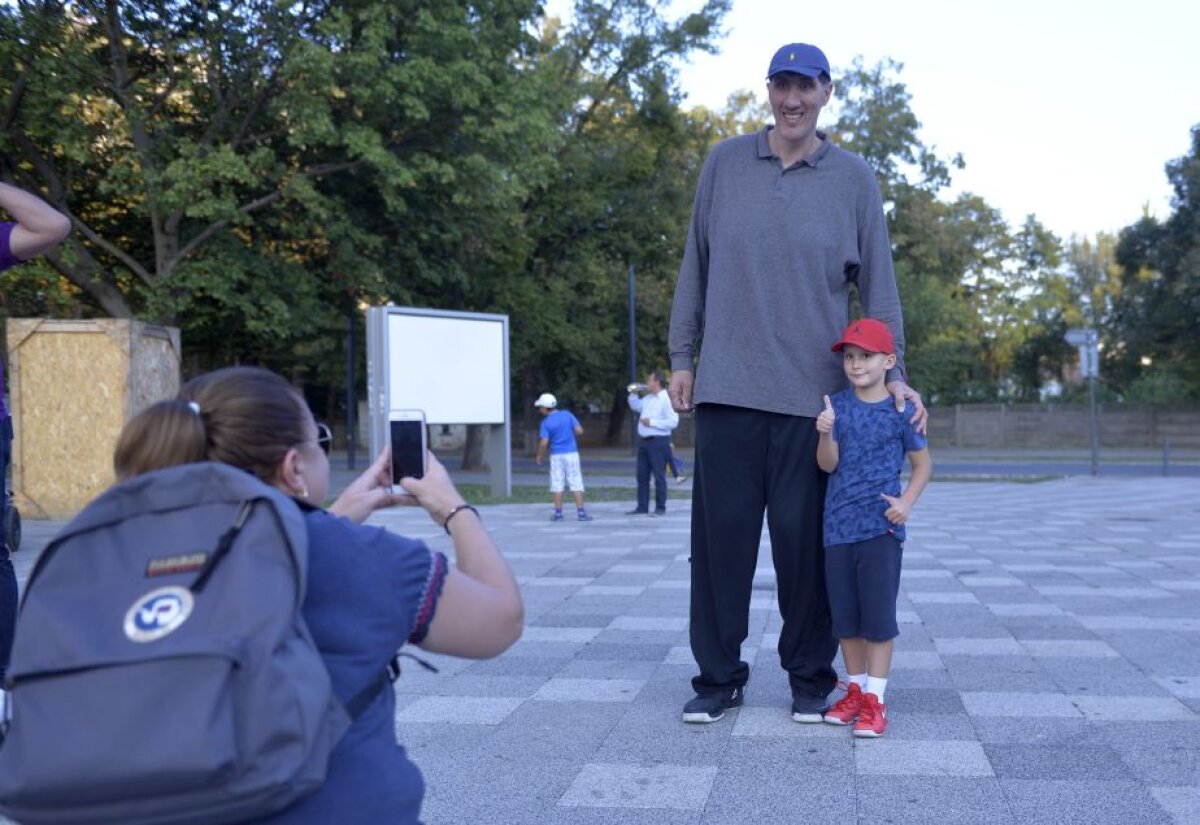 GALERIE FOTO Jucătorii României și Ghiță Mureșan, sesiune de autografe înaintea debutului la EuroBasket