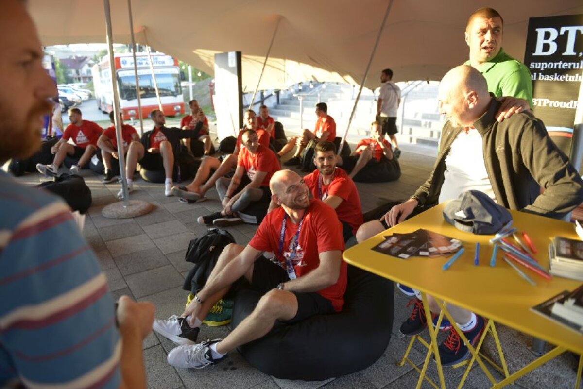 GALERIE FOTO Jucătorii României și Ghiță Mureșan, sesiune de autografe înaintea debutului la EuroBasket