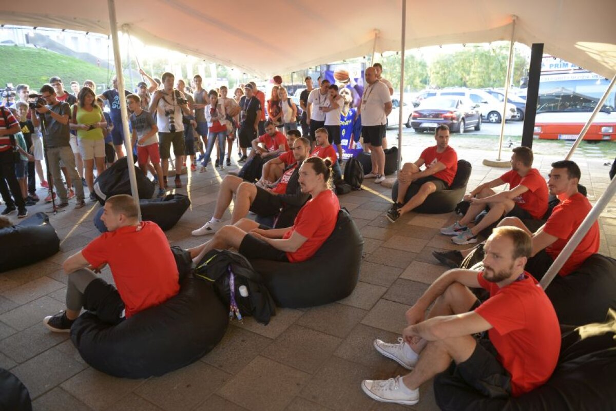 GALERIE FOTO Jucătorii României și Ghiță Mureșan, sesiune de autografe înaintea debutului la EuroBasket