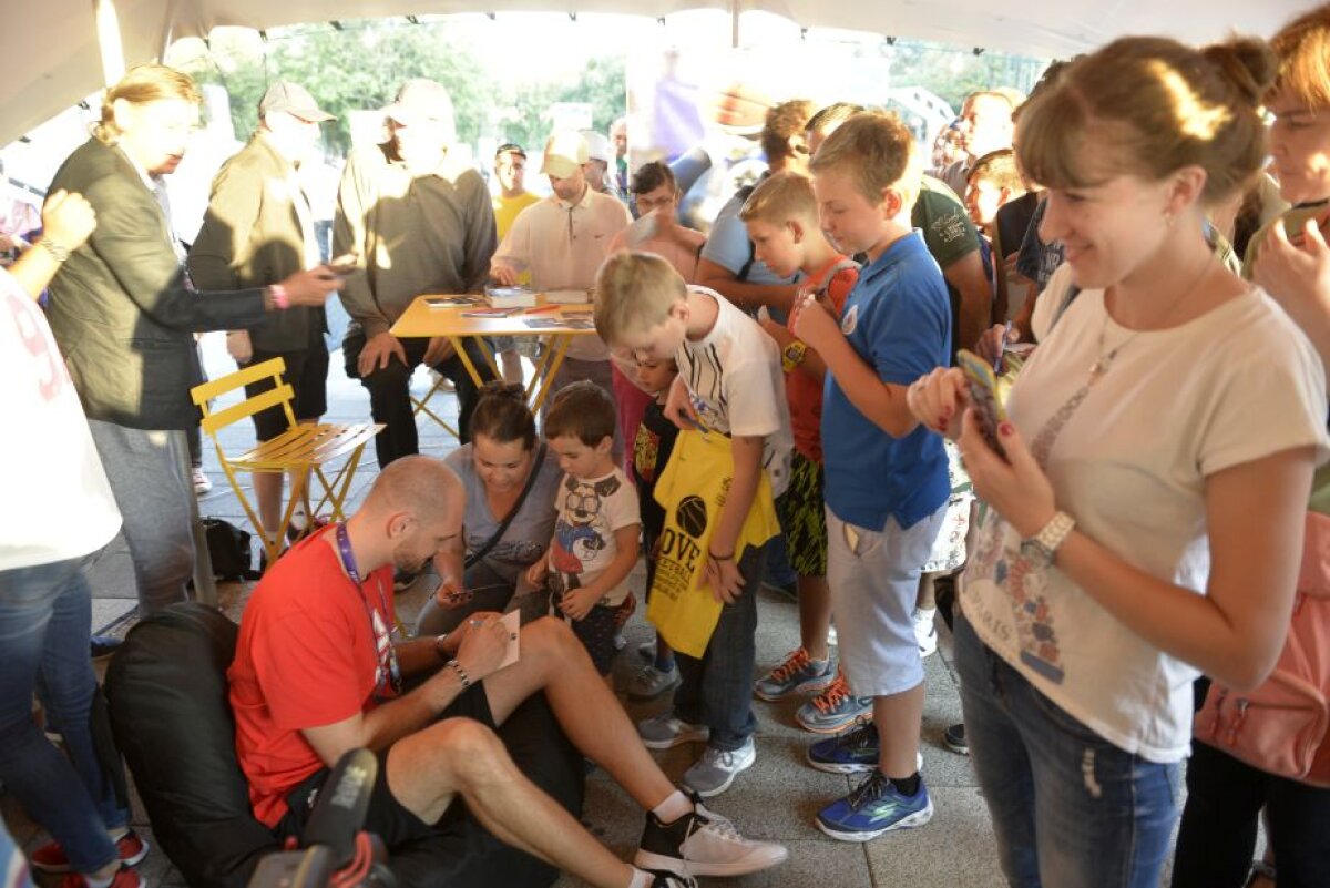 GALERIE FOTO Jucătorii României și Ghiță Mureșan, sesiune de autografe înaintea debutului la EuroBasket