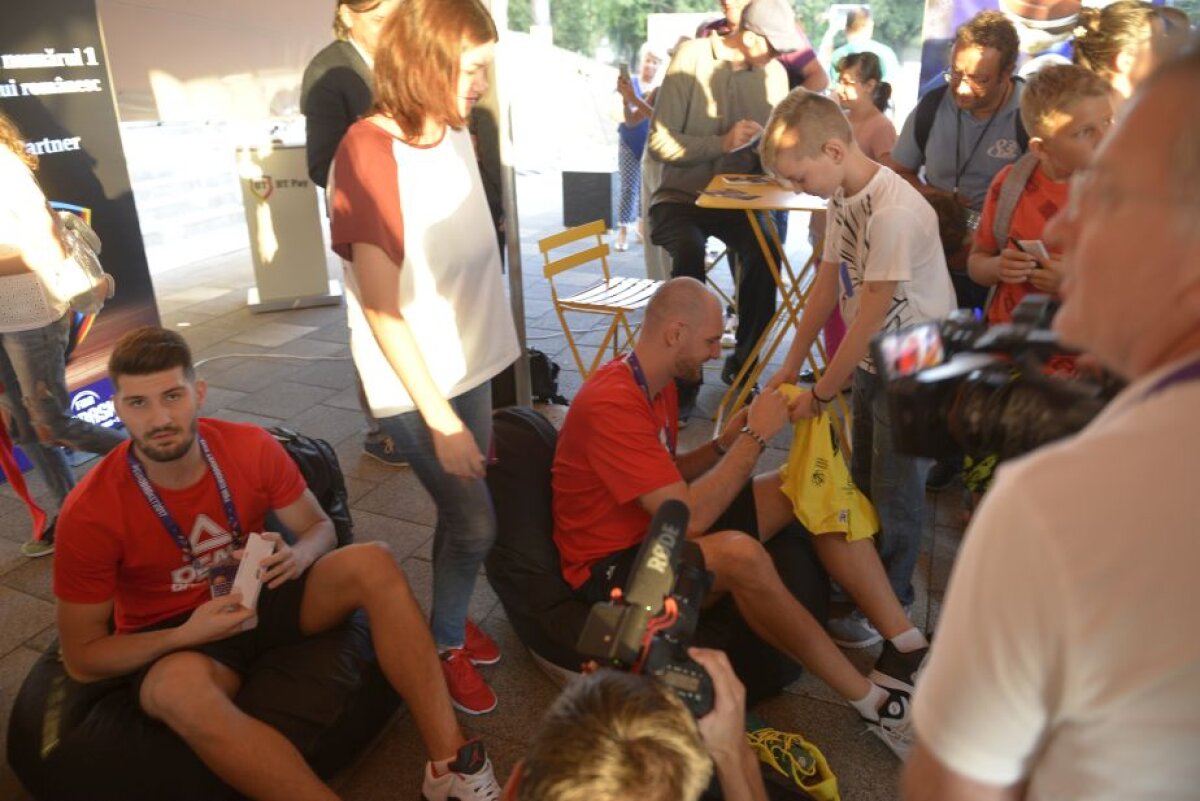 GALERIE FOTO Jucătorii României și Ghiță Mureșan, sesiune de autografe înaintea debutului la EuroBasket