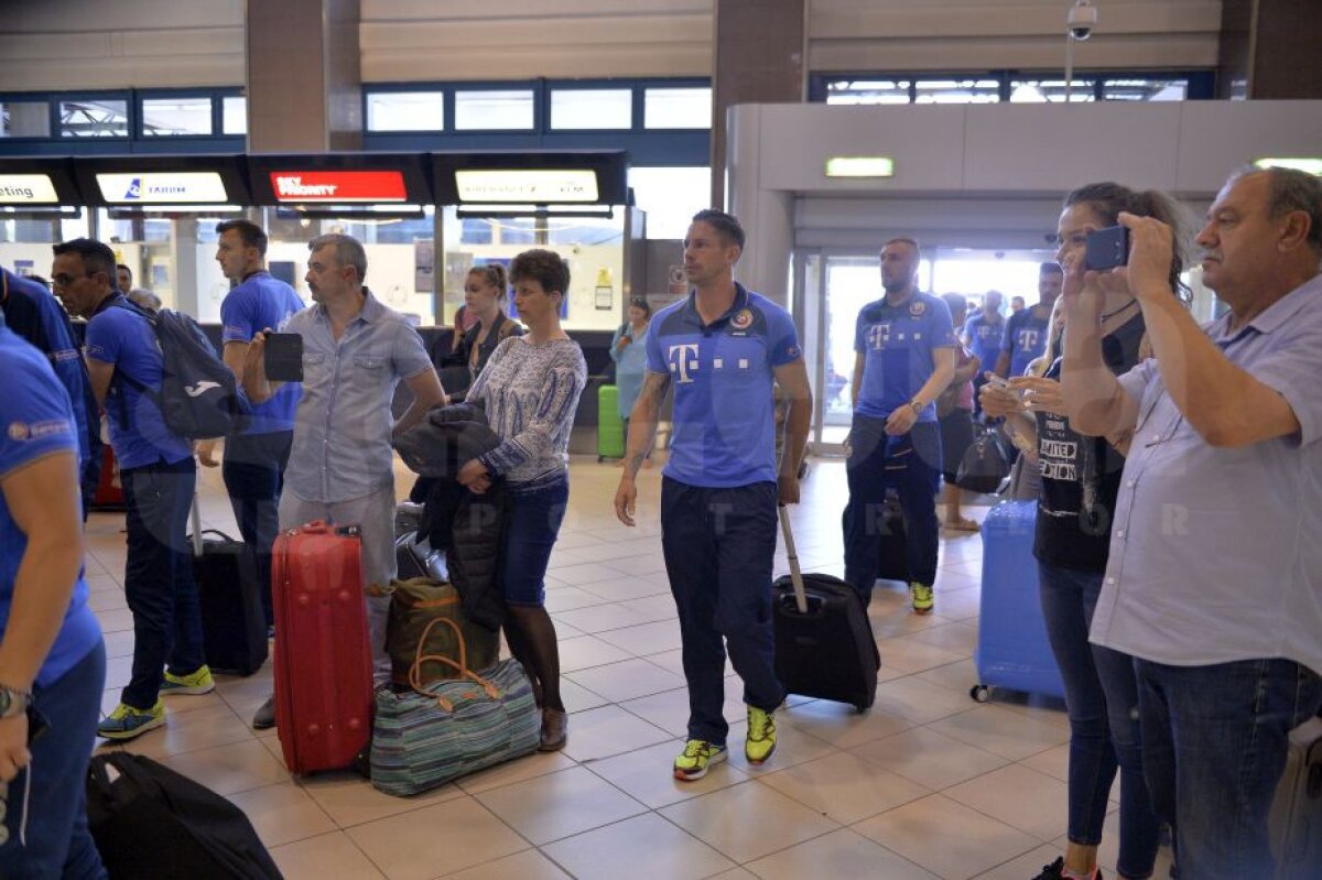 UPDATE // GALERIE FOTO Naționala României a plecat în Muntenegru! Imagini de la aeroport cu delegația "tricoloră" + Programul echipei lui Daum