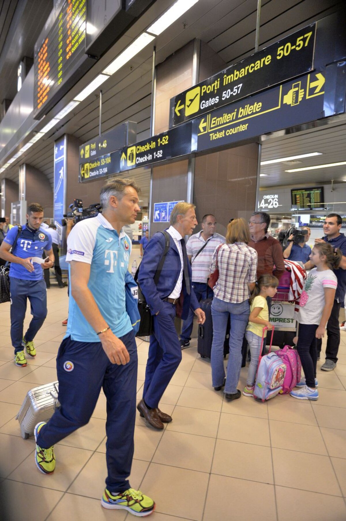 UPDATE // GALERIE FOTO Naționala României a plecat în Muntenegru! Imagini de la aeroport cu delegația "tricoloră" + Programul echipei lui Daum