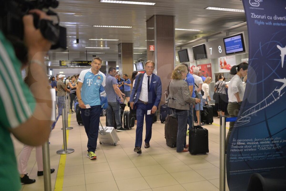 UPDATE // GALERIE FOTO Naționala României a plecat în Muntenegru! Imagini de la aeroport cu delegația "tricoloră" + Programul echipei lui Daum