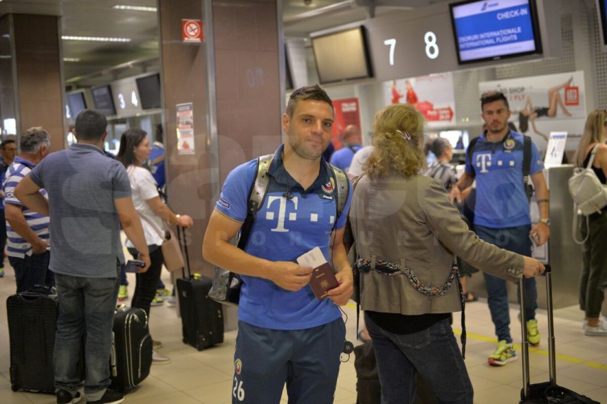 UPDATE // GALERIE FOTO Naționala României a plecat în Muntenegru! Imagini de la aeroport cu delegația "tricoloră" + Programul echipei lui Daum