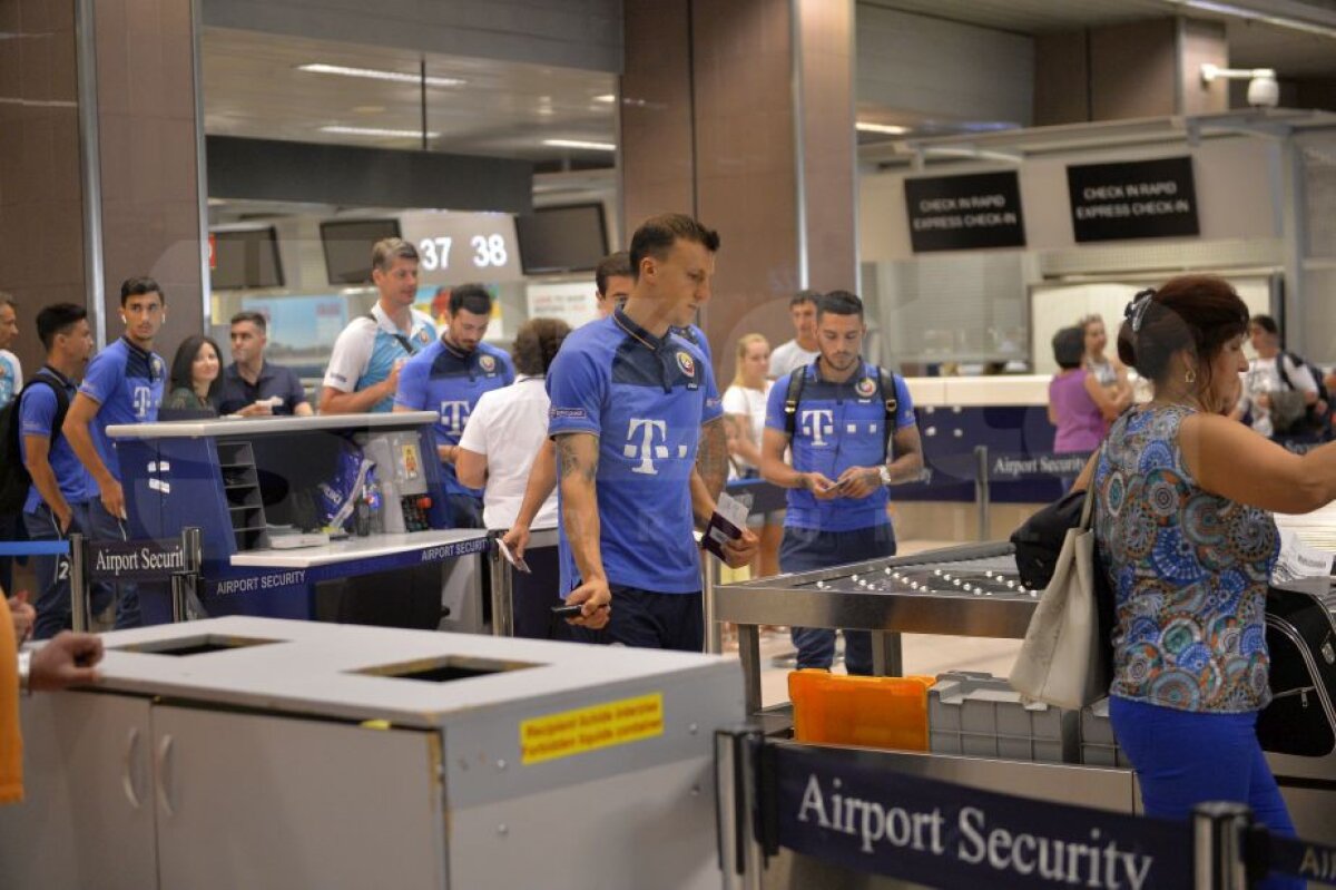 UPDATE // GALERIE FOTO Naționala României a plecat în Muntenegru! Imagini de la aeroport cu delegația "tricoloră" + Programul echipei lui Daum