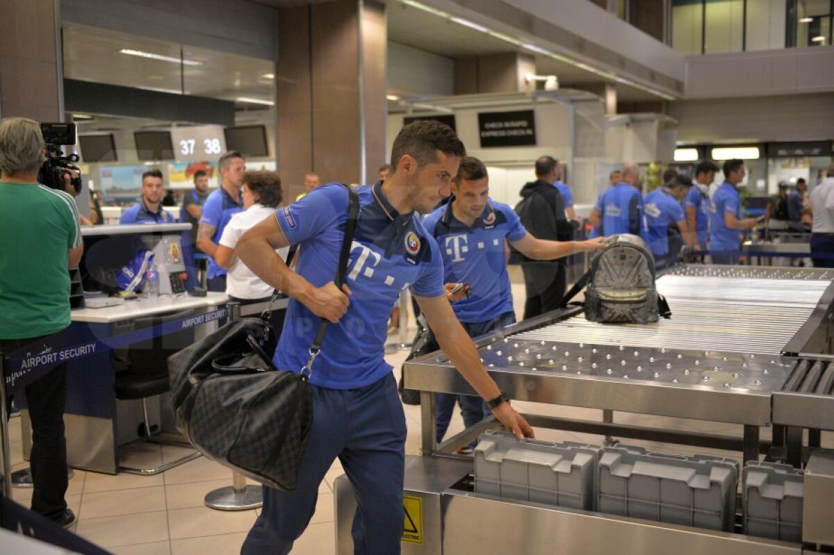 UPDATE // GALERIE FOTO Naționala României a plecat în Muntenegru! Imagini de la aeroport cu delegația "tricoloră" + Programul echipei lui Daum