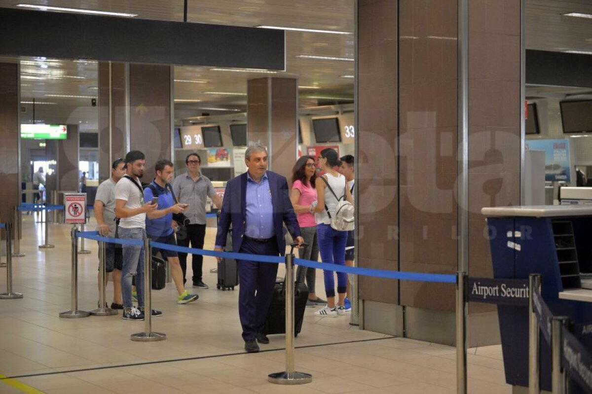 UPDATE // GALERIE FOTO Naționala României a plecat în Muntenegru! Imagini de la aeroport cu delegația "tricoloră" + Programul echipei lui Daum