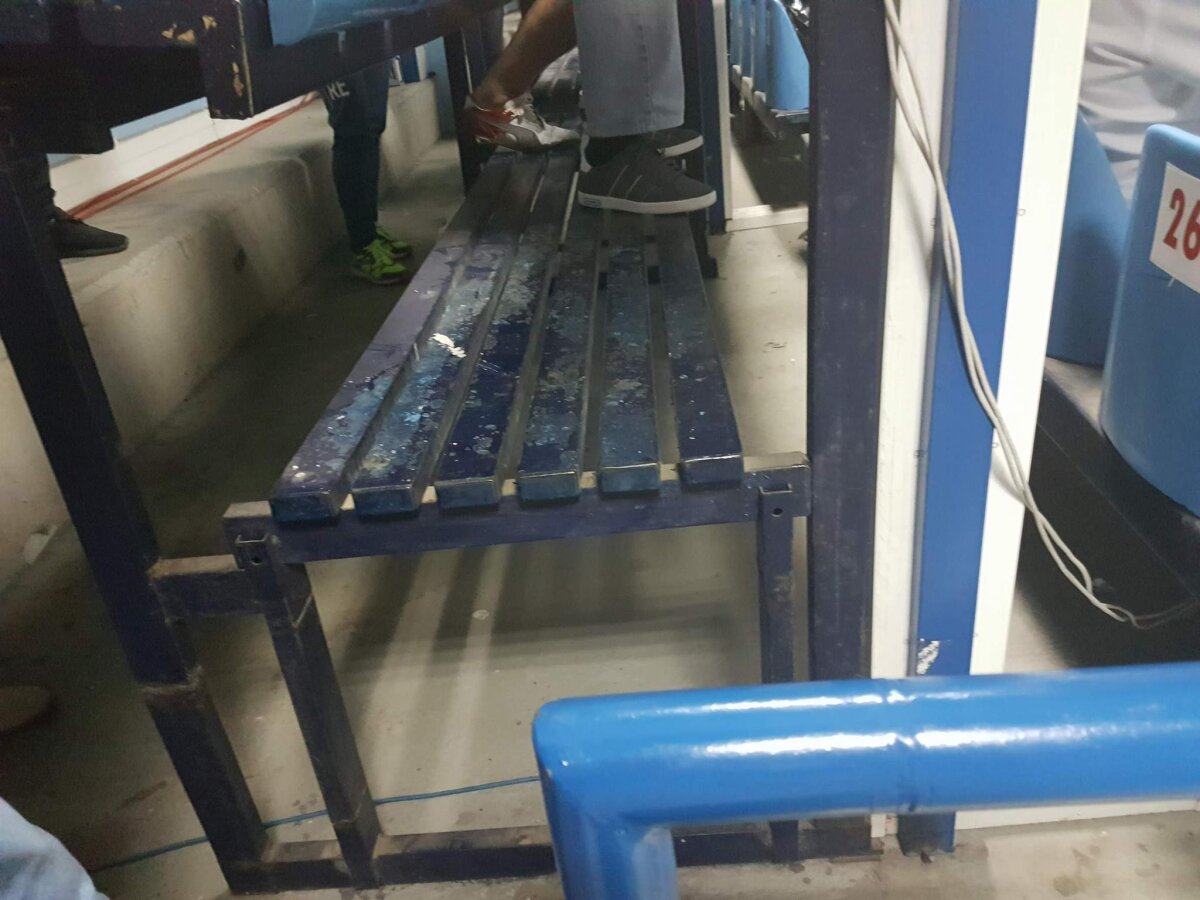 FOTO Condiţii deplorabile pe stadionul din Podgorica » Vizibilitatea e obturată de un stâlp uriaş