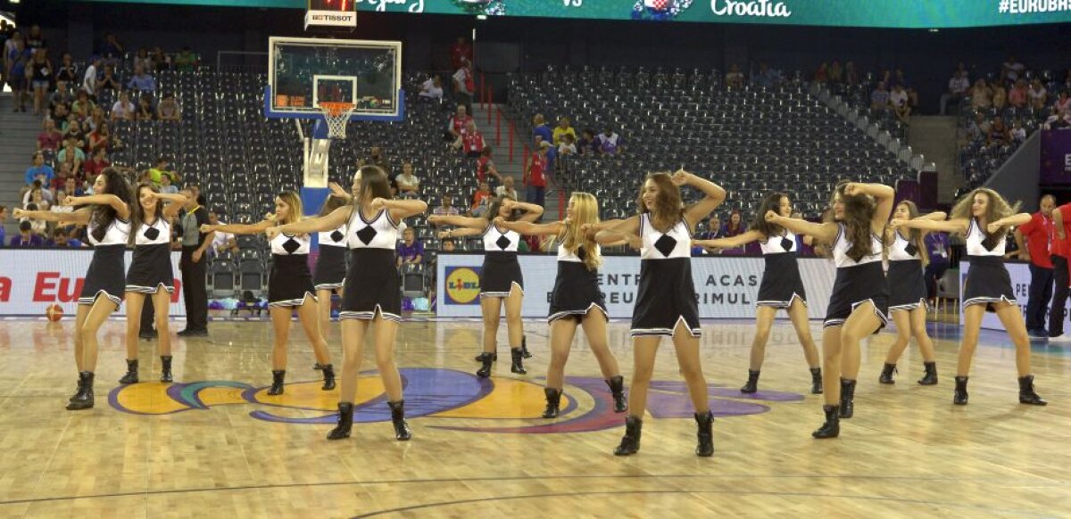 GALERIE FOTO Cum se trăieşte în tribune » Pasiune, culoare și emoție în Sala Polivalentă din Cluj, unde s-a înregistrat recordul de spectatori pentru un eveniment indoor în ţara noastra