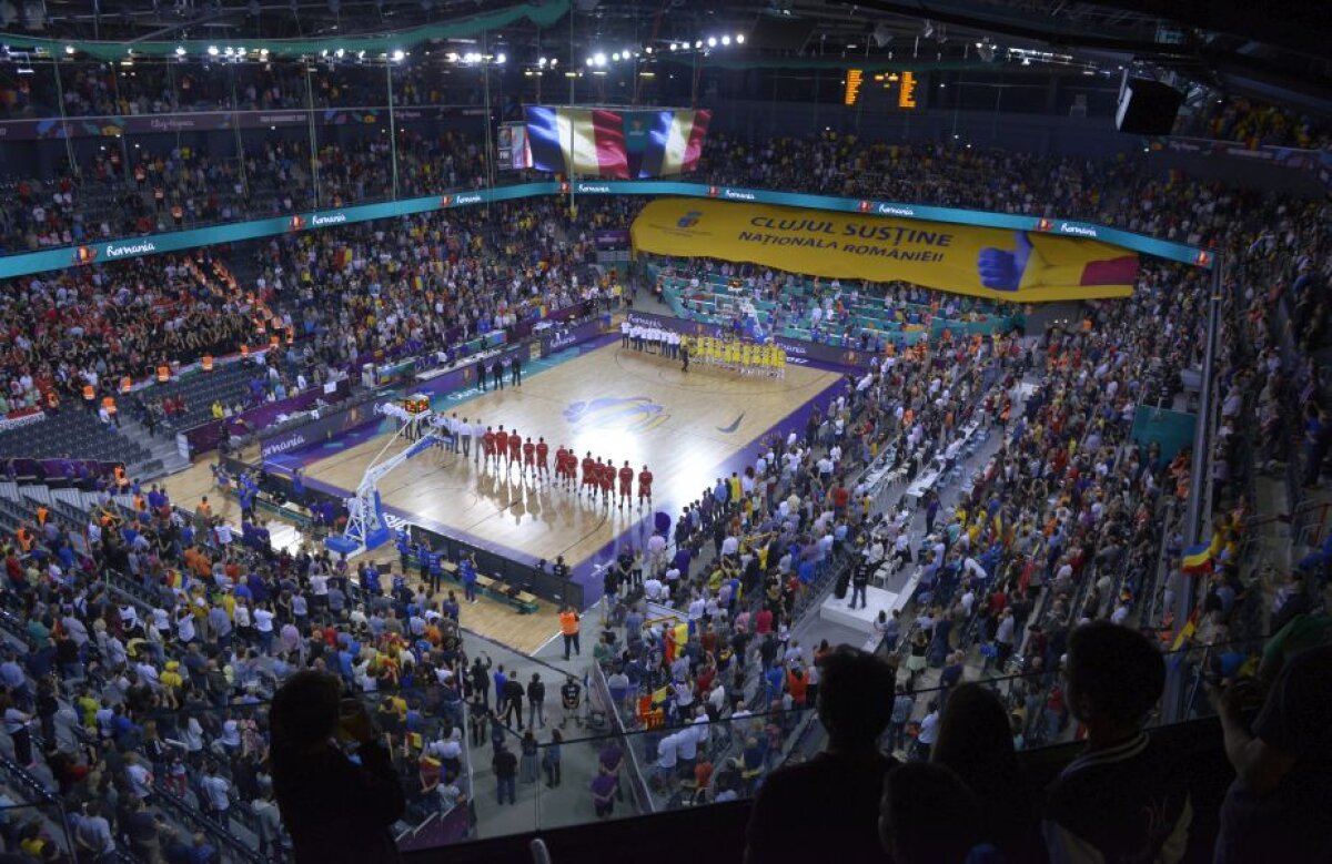 GALERIE FOTO Cum se trăieşte în tribune » Pasiune, culoare și emoție în Sala Polivalentă din Cluj, unde s-a înregistrat recordul de spectatori pentru un eveniment indoor în ţara noastra