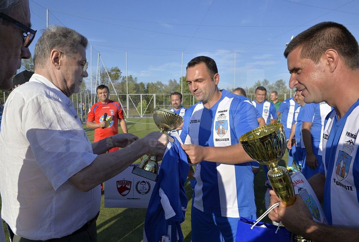 VIDEO+FOTO Imagini memorabile și faze amuzante la Târgoviște » Cornel Dinu, din nou pe banca lui Dinamo + Marica, ținta ironiilor: "Ai greșit culorile!" 