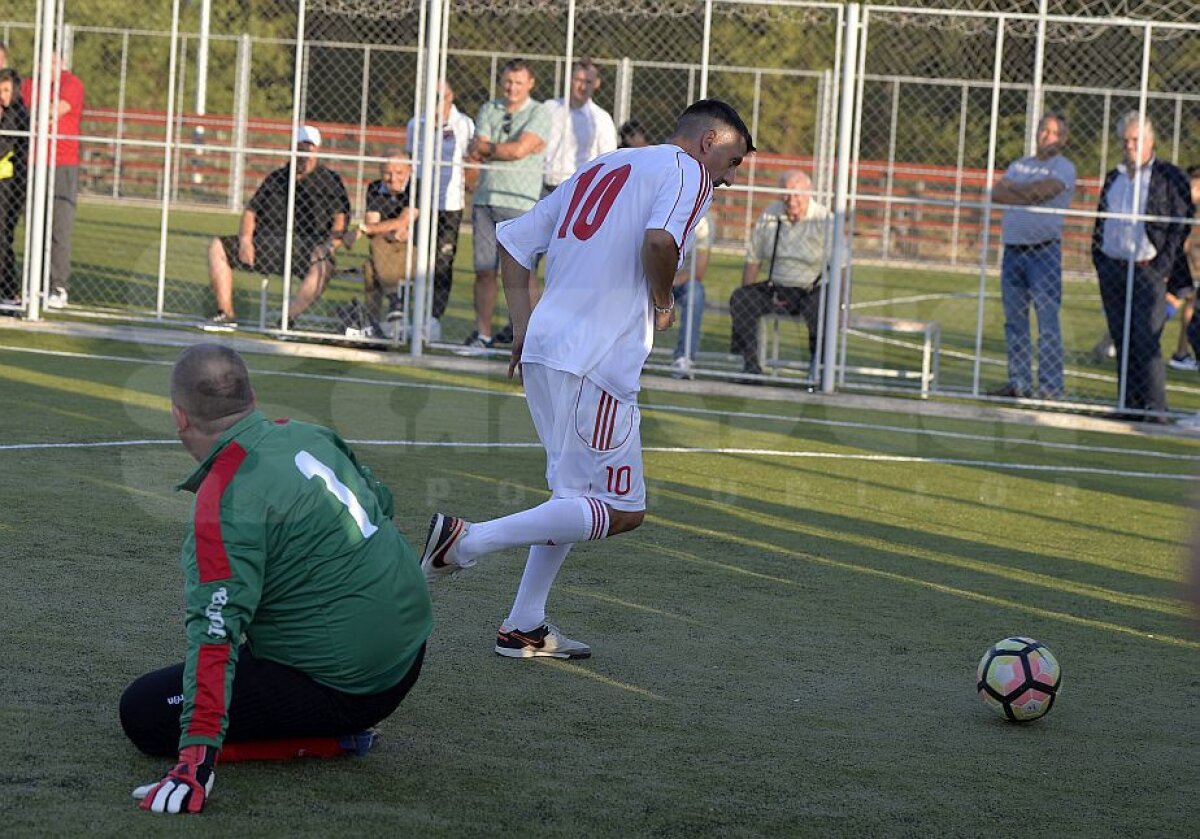 VIDEO+FOTO Imagini memorabile și faze amuzante la Târgoviște » Cornel Dinu, din nou pe banca lui Dinamo + Marica, ținta ironiilor: "Ai greșit culorile!" 