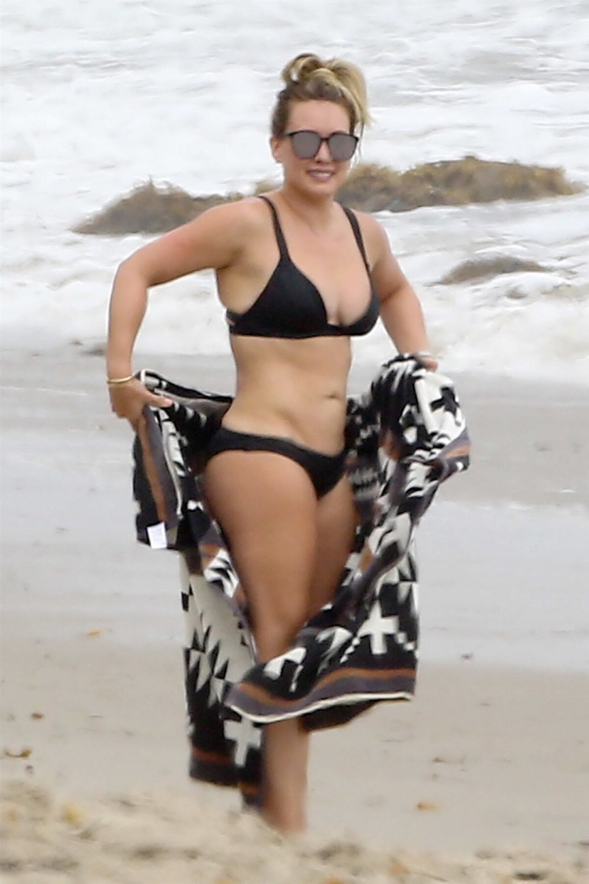 GALERIE FOTO Imagini rare la plajă. Hilary Duff, într-un costum de baie super-sexy