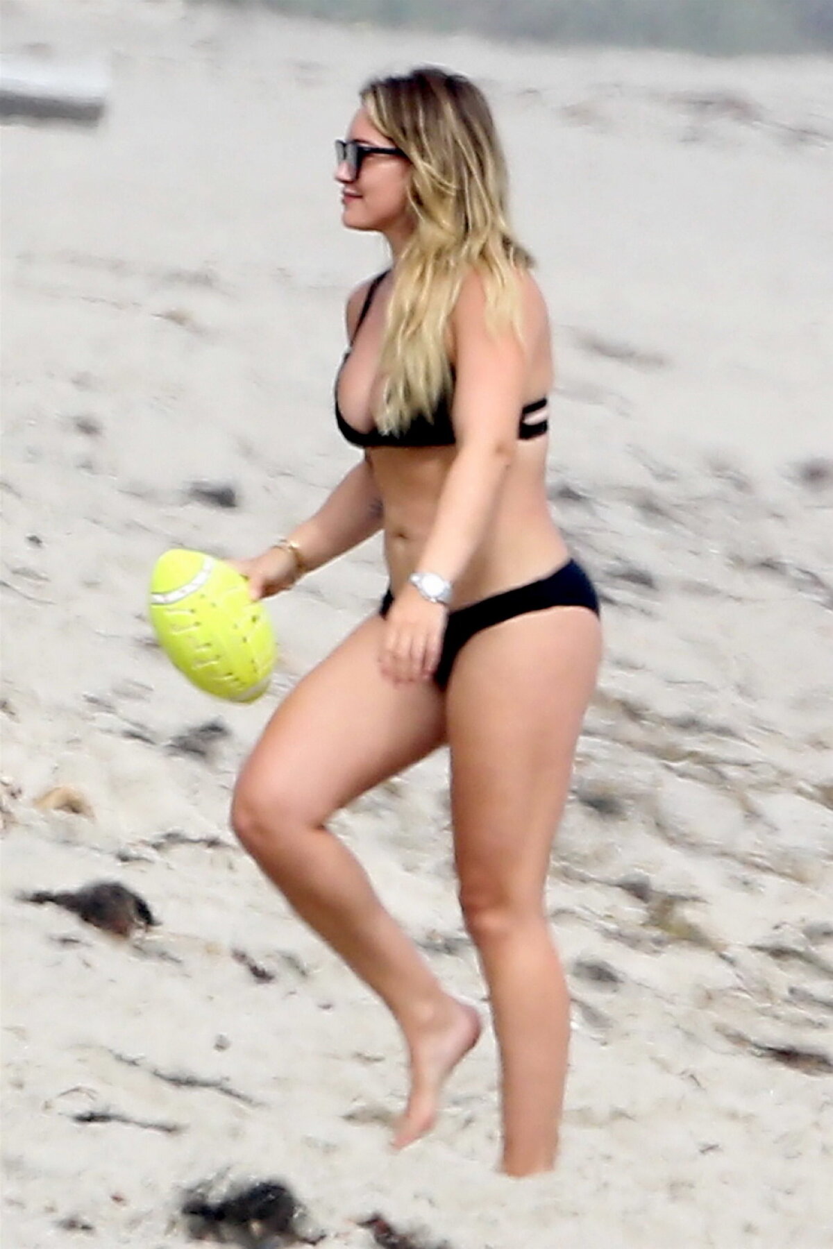 GALERIE FOTO Imagini rare la plajă. Hilary Duff, într-un costum de baie super-sexy
