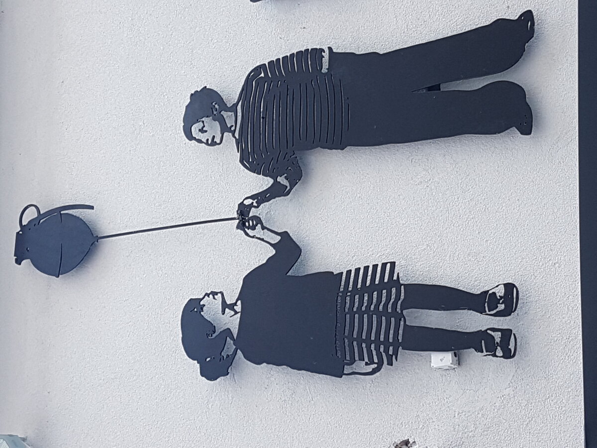 REPORTAJ "Aveți în față ultima scrisoare a mamei. Neterminată. Bombardament". Gimnaste, șahiști sau balerini, amintiri crunte în muzeului copilăriei în război din Sarajevo