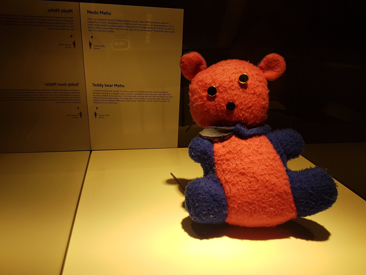 REPORTAJ "Aveți în față ultima scrisoare a mamei. Neterminată. Bombardament". Gimnaste, șahiști sau balerini, amintiri crunte în muzeului copilăriei în război din Sarajevo