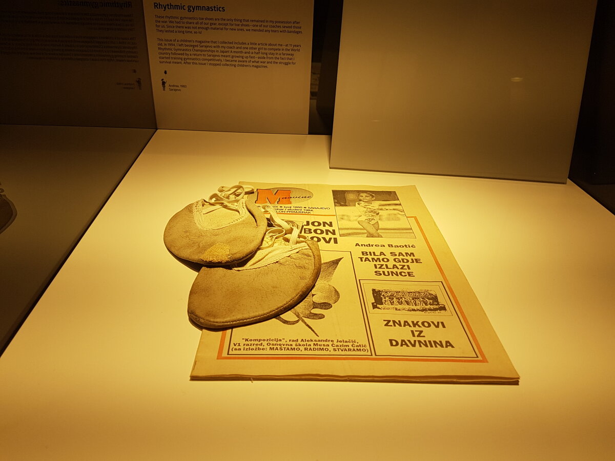 REPORTAJ "Aveți în față ultima scrisoare a mamei. Neterminată. Bombardament". Gimnaste, șahiști sau balerini, amintiri crunte în muzeului copilăriei în război din Sarajevo