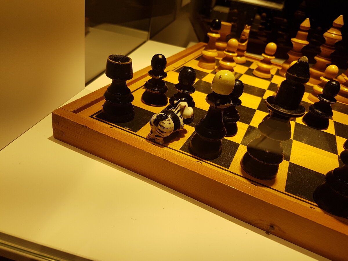 REPORTAJ "Aveți în față ultima scrisoare a mamei. Neterminată. Bombardament". Gimnaste, șahiști sau balerini, amintiri crunte în muzeului copilăriei în război din Sarajevo