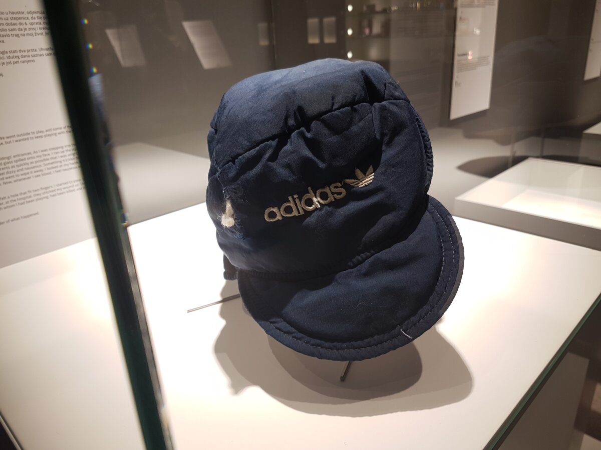 REPORTAJ "Aveți în față ultima scrisoare a mamei. Neterminată. Bombardament". Gimnaste, șahiști sau balerini, amintiri crunte în muzeului copilăriei în război din Sarajevo