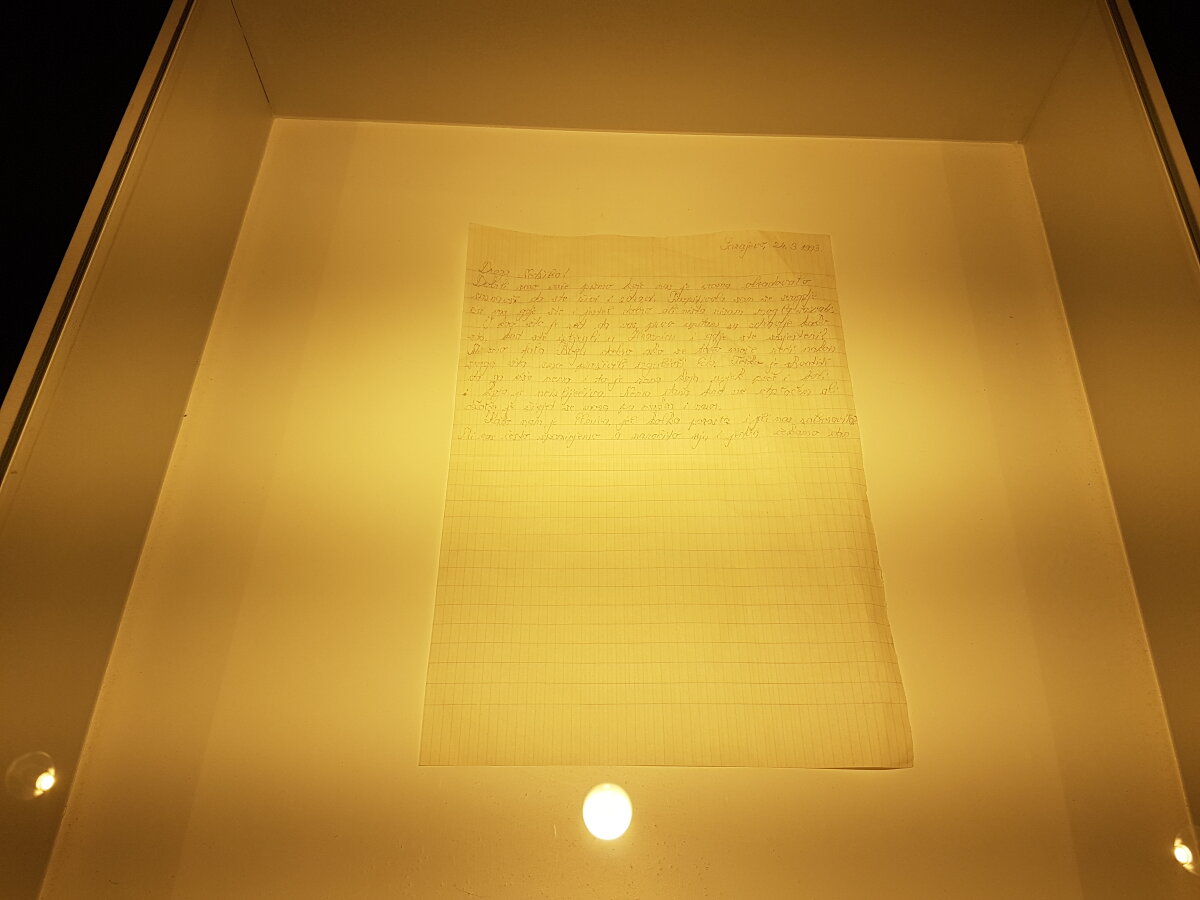 REPORTAJ "Aveți în față ultima scrisoare a mamei. Neterminată. Bombardament". Gimnaste, șahiști sau balerini, amintiri crunte în muzeului copilăriei în război din Sarajevo