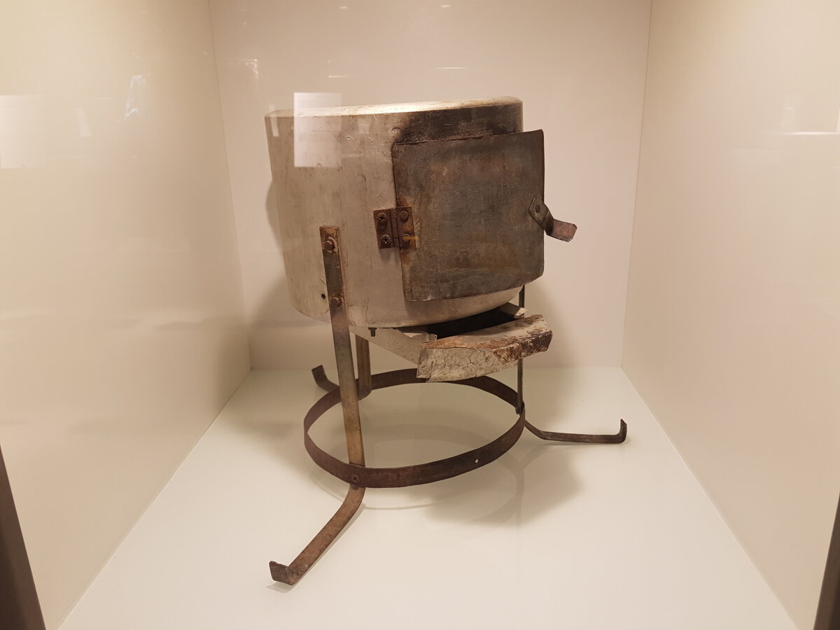 REPORTAJ "Aveți în față ultima scrisoare a mamei. Neterminată. Bombardament". Gimnaste, șahiști sau balerini, amintiri crunte în muzeului copilăriei în război din Sarajevo