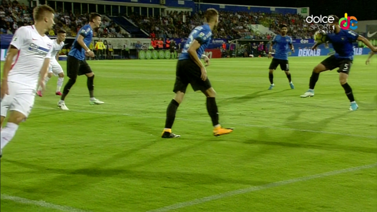 FOTO Jucătorii de la FCSB au cerut două penalty-uri! Părerea specialistului: "Trebuia dată lovitură de la 11 metri"