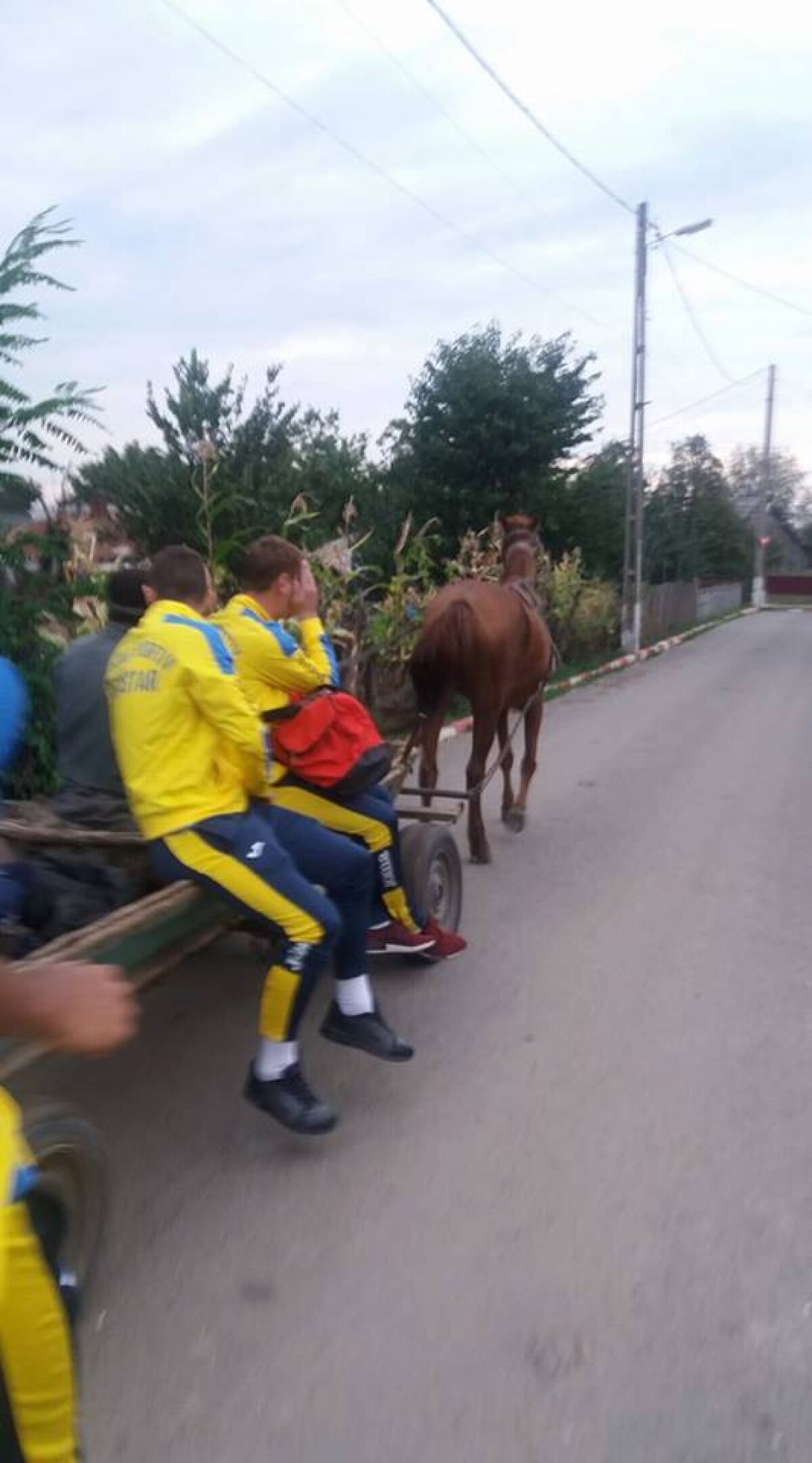 FOTO Imaginile începutului de sezon! Fotbaliștii din orașul lui Burleanu au plecat CU CĂRUȚA de la stadion după meciul de Liga a 3-a