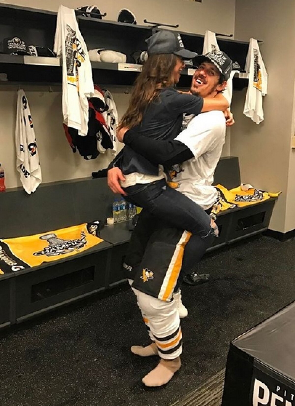 FOTO Invidiat pentru Anna » Un celebru jucător de hochei are cea mai superbă iubită 