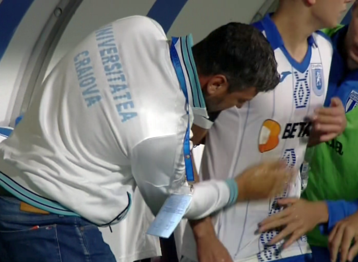 FOTO Curățat cu apă plată :) Momente penibile la CFR - CSU! Oltenii n-au avut al doilea set de echipamente și au fost obligați să improvizeze