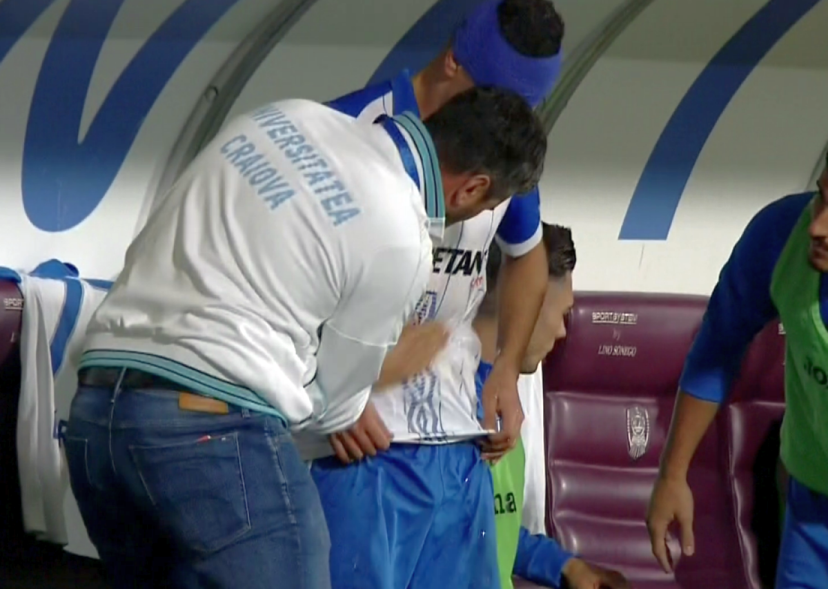 FOTO Curățat cu apă plată :) Momente penibile la CFR - CSU! Oltenii n-au avut al doilea set de echipamente și au fost obligați să improvizeze