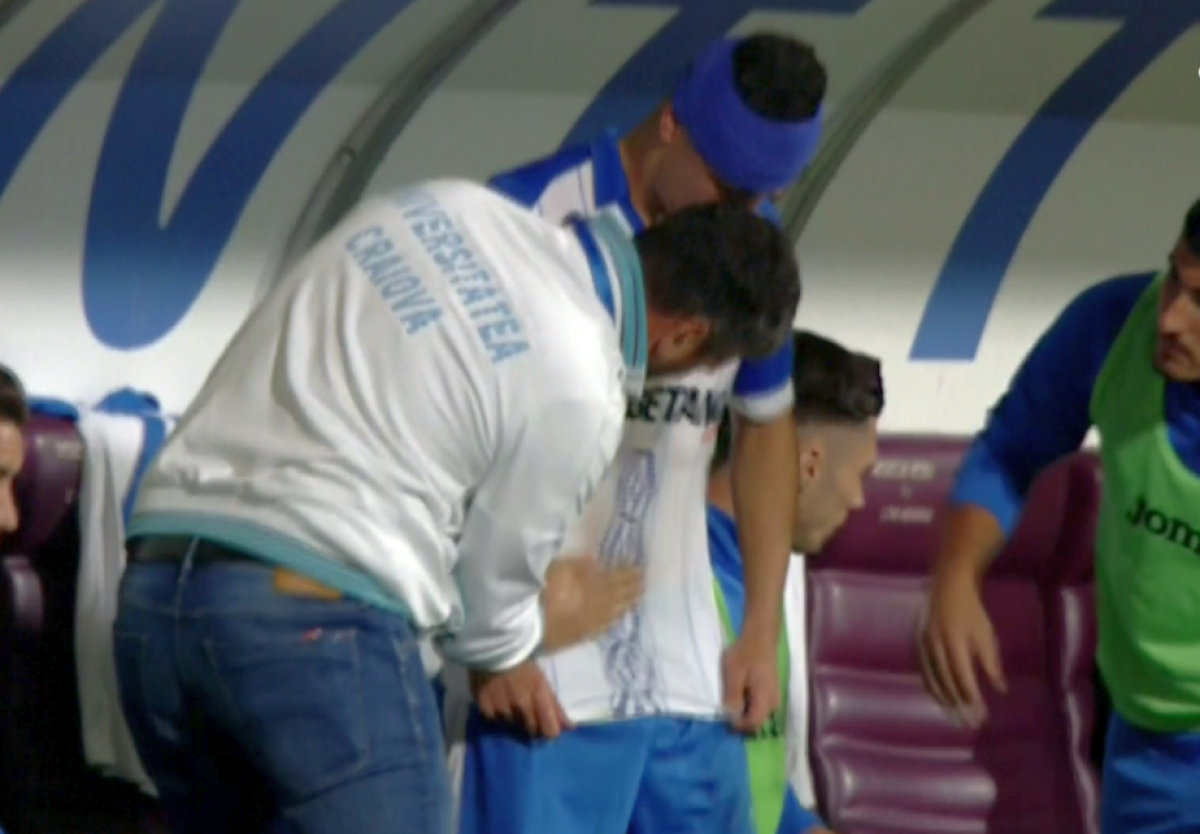 FOTO Curățat cu apă plată :) Momente penibile la CFR - CSU! Oltenii n-au avut al doilea set de echipamente și au fost obligați să improvizeze