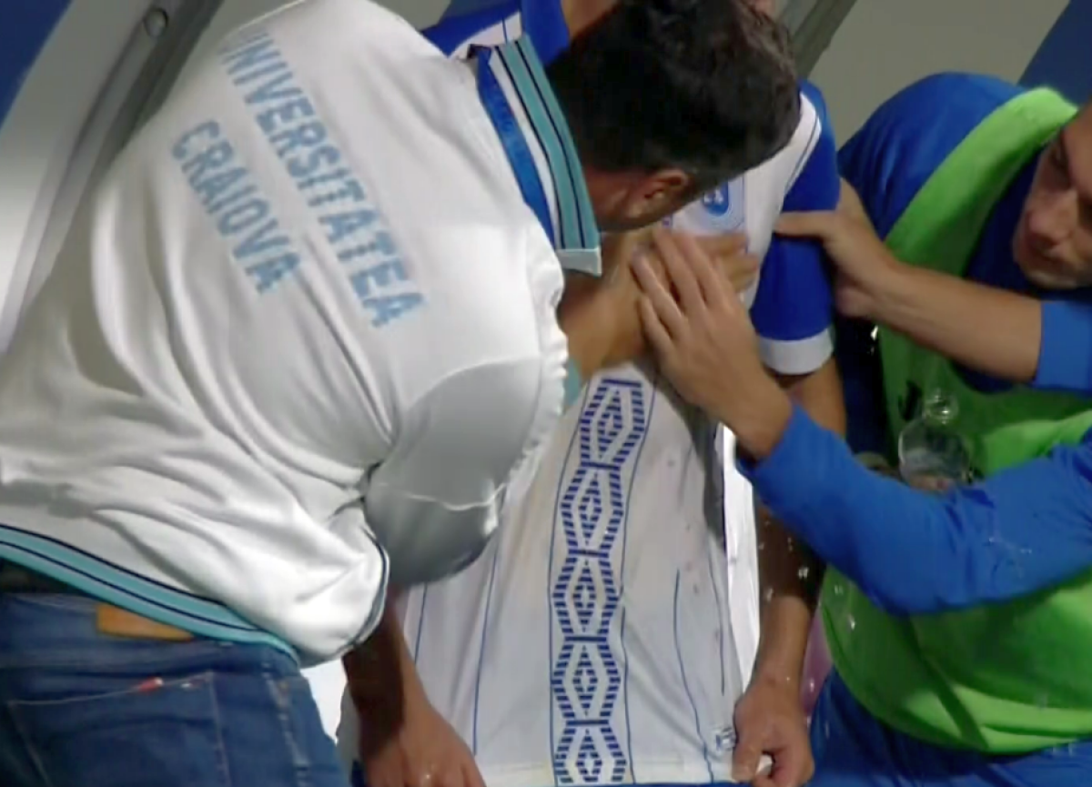 FOTO Curățat cu apă plată :) Momente penibile la CFR - CSU! Oltenii n-au avut al doilea set de echipamente și au fost obligați să improvizeze