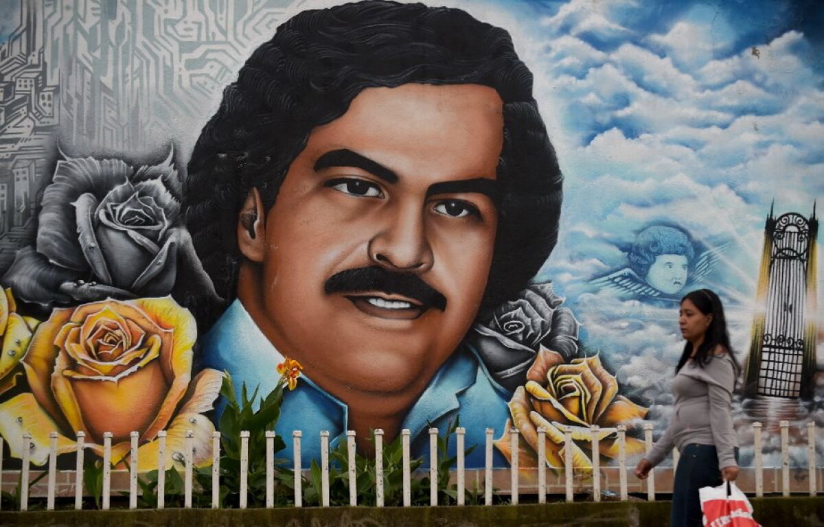 Incredibil, dar adevărat! Iată țara unde Pablo Escobar îl bate la vânzări pe Papa Francisc!