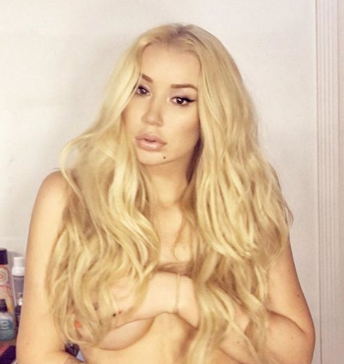 FOTO Toplessul care a incendiat internetul: o cântăreață de rap și-a șocat fanii