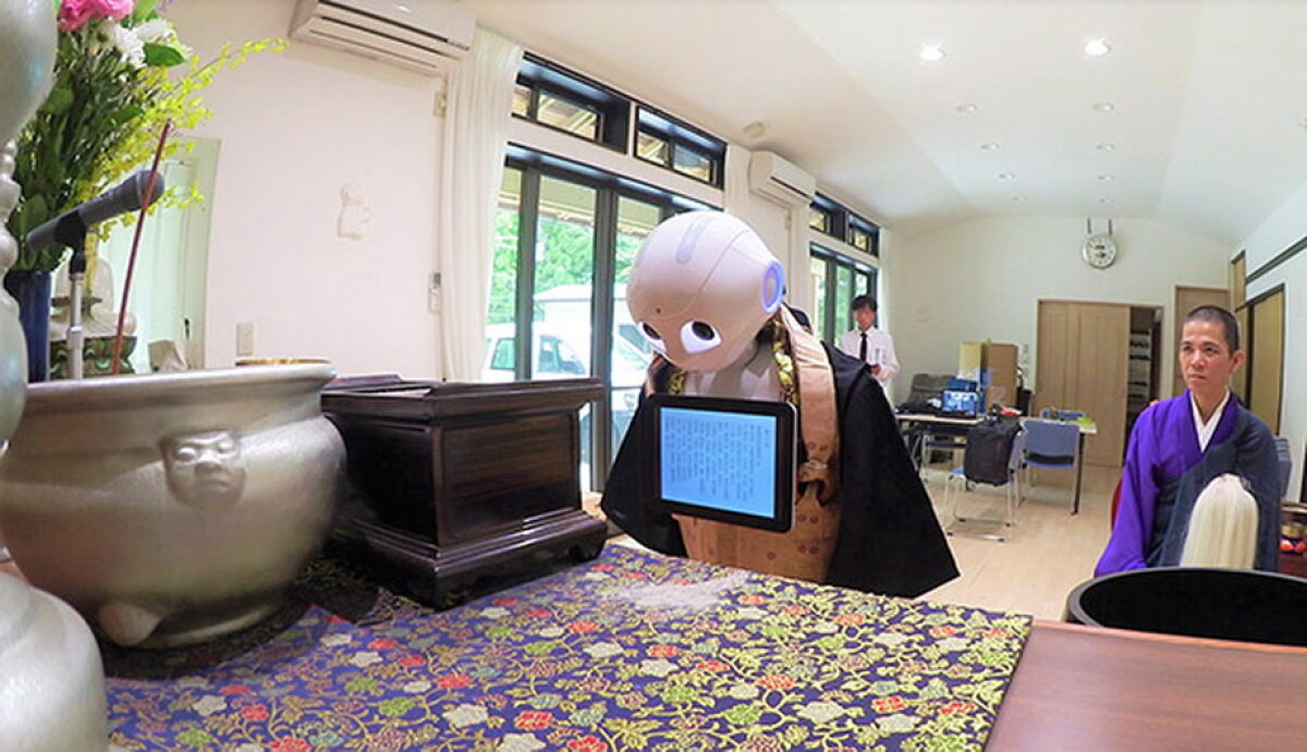VIDEO A apărut robotul care ține slujbe de înomrmântare la preț redus pentru cei care nu au bani pentru un preot